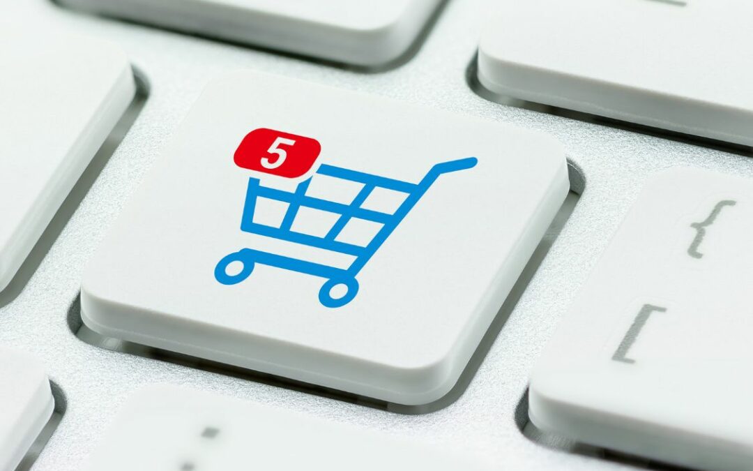 Touche de clavier avec un caddie, symbole du prix d'un site e-commerce