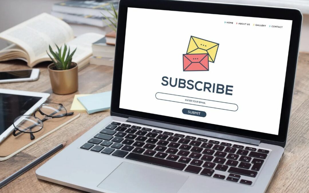 Ordinateur portable affichant un formulaire d'inscription à une newsletter
